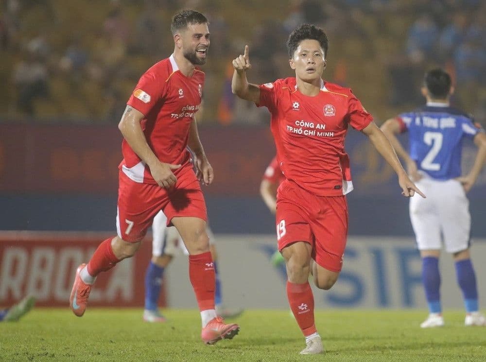 Cầu thủ Quốc Cường (số 19) của CA TP.HCM ăn mừng bàn thắng tái lập lợi thế dẫn trước.