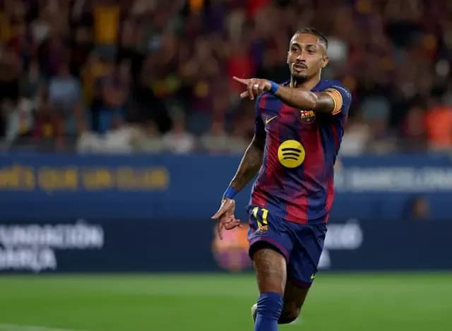 Cầu thủ Raphinha của Barcelona ăn mừng bàn thắng trong trận đấu tại Estadi Johan Cruyff.