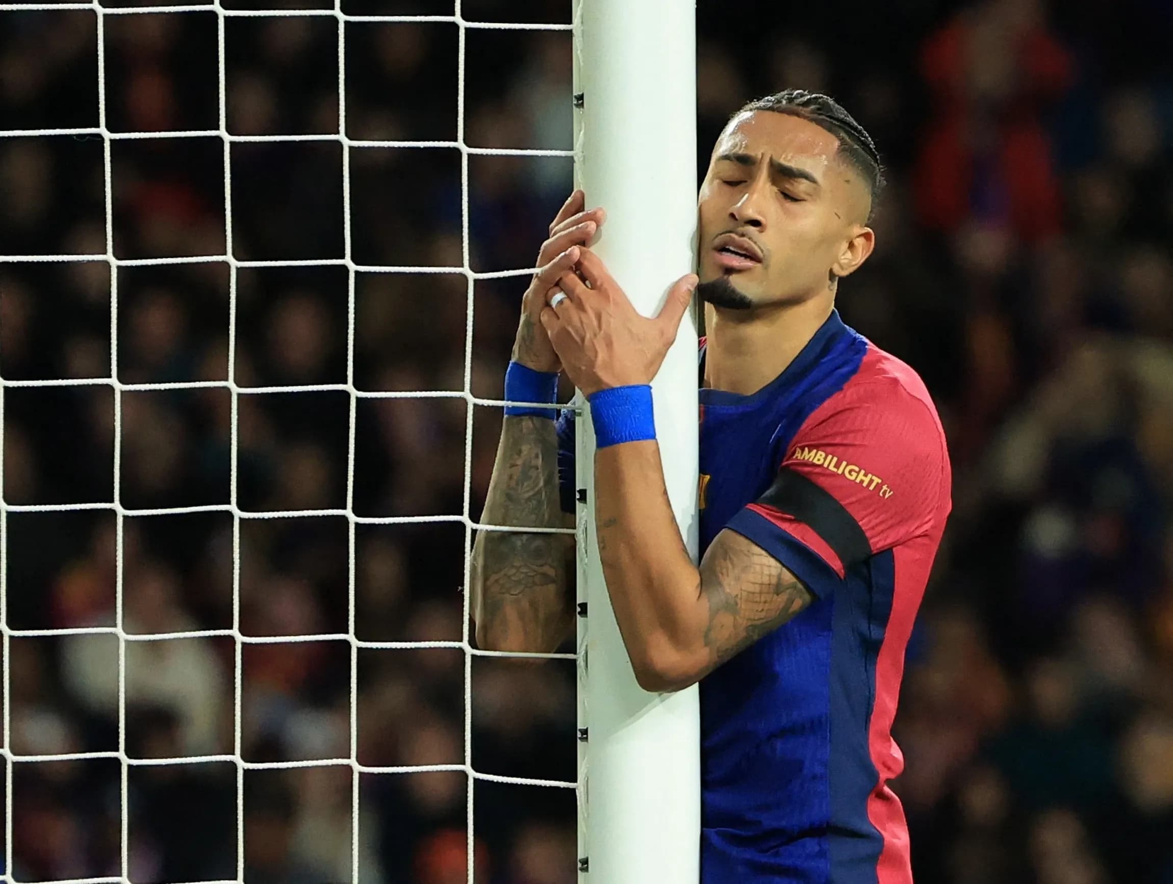 Cầu thủ Raphinha của Barcelona thể hiện sự thất vọng và chán nản.
