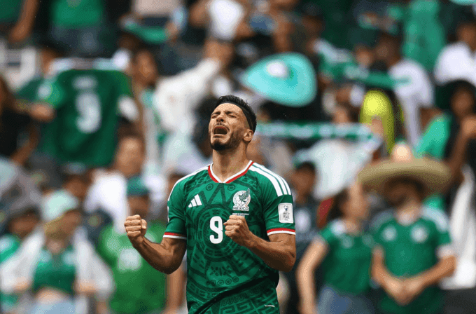 Cầu thủ Raul Jimenez của Mexico ăn mừng đầy cảm xúc, thể hiện niềm đam mê và bản sắc dân tộc trong bóng đá.