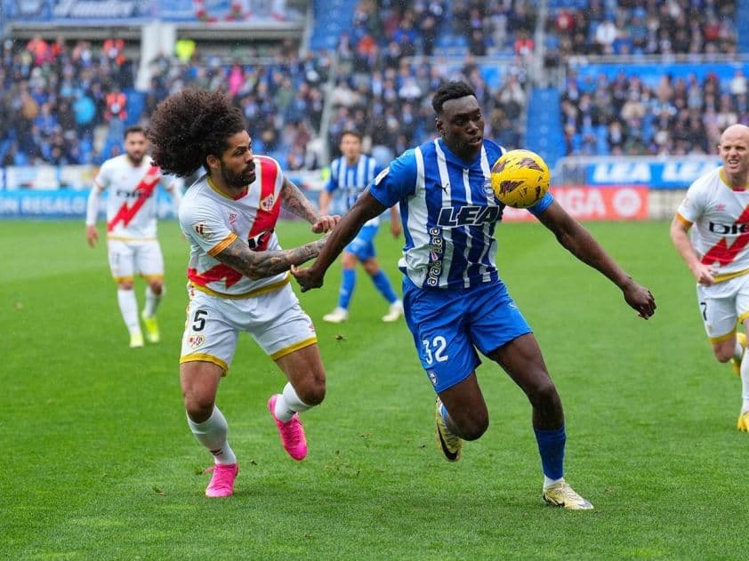 Cầu thủ Rayo Vallecano và Alaves tranh bóng trong trận đấu La Liga