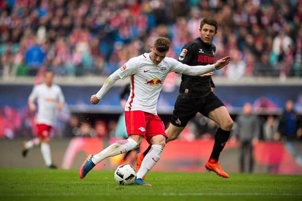 Cầu thủ RB Leipzig và FC Koln tranh bóng trong trận đấu Bundesliga đầy kịch tính