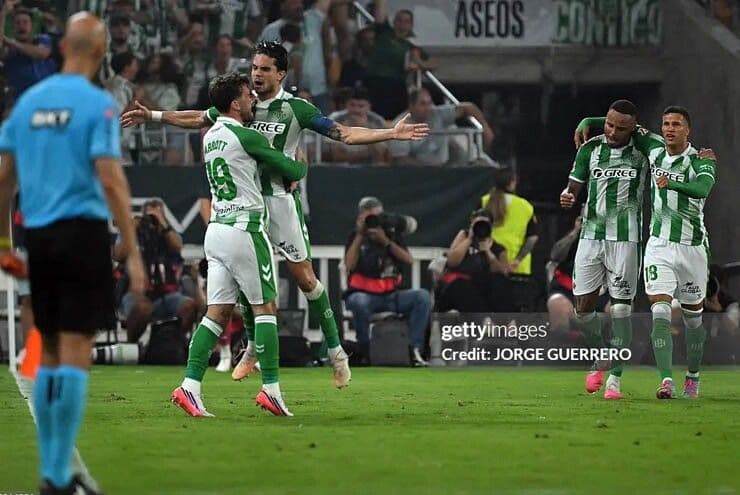 Cầu thủ Real Betis ăn mừng bàn thắng vào lưới Real Madrid