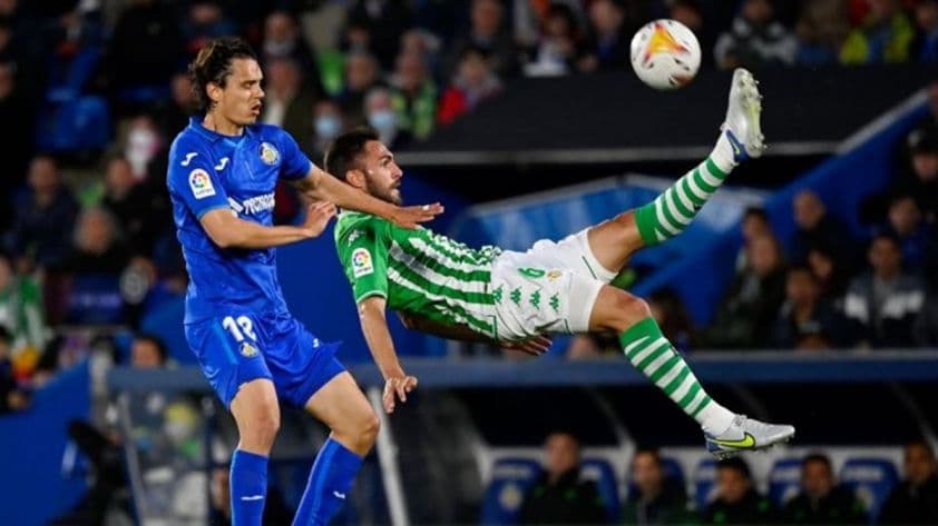 Cầu thủ Real Betis thực hiện cú sút trên không trong trận đấu với Getafe