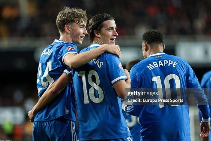 Cầu thủ Real Madrid Alvaro Carreras (số 18) và Kylian Mbappe (số 10) cùng đồng đội ăn mừng bàn thắng vào lưới Valencia