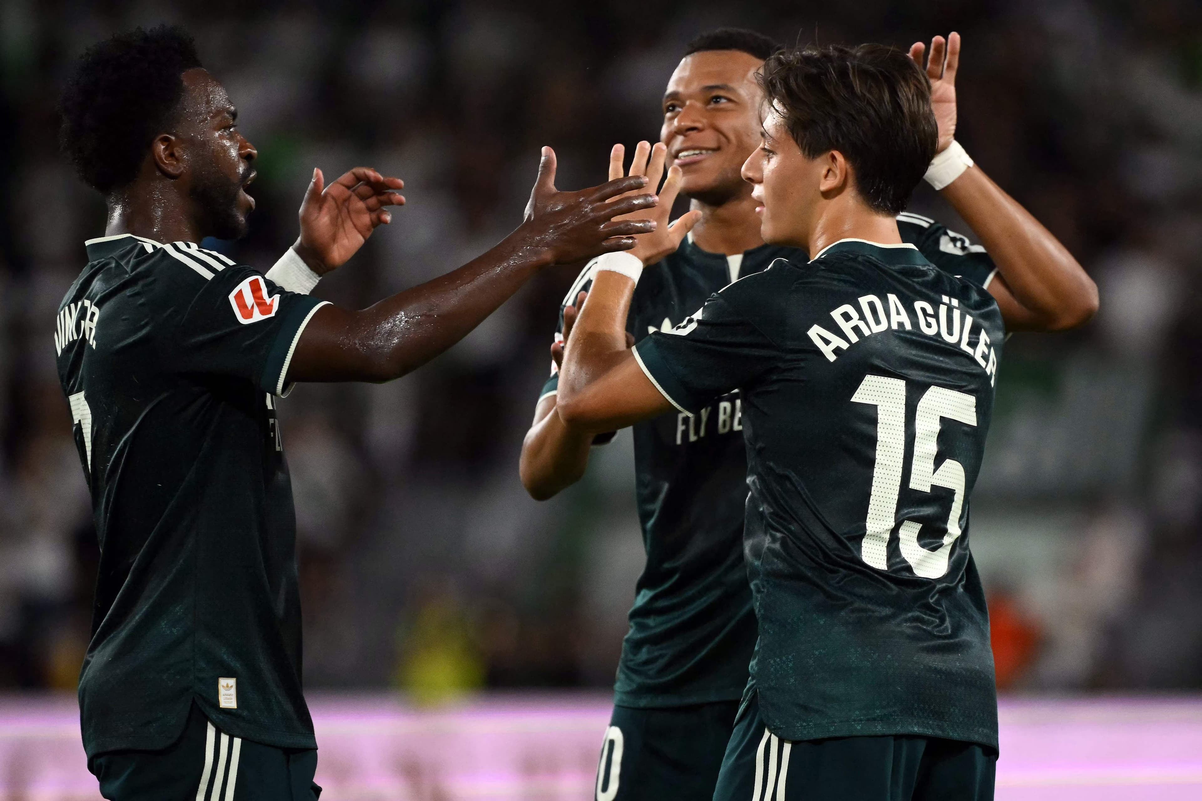 Cầu thủ Real Madrid Arda Güler, Kylian Mbappé và Vinicius Junior ăn mừng bàn thắng, thể hiện hào quang và sức mạnh của "Vương Miện Trắng".