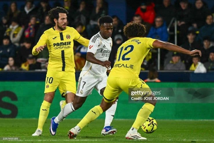 Cầu thủ Real Madrid bị vây hãm bởi các hậu vệ Villarreal trong hiệp một trận đấu