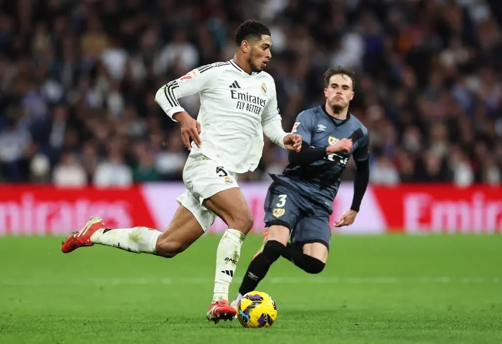 Cầu thủ Real Madrid nỗ lực tấn công trước hàng thủ Rayo Vallecano