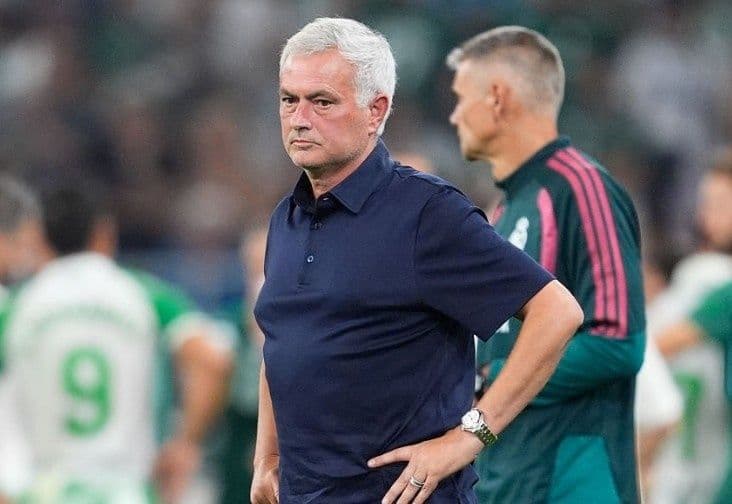 Cầu thủ Real Madrid nỗ lực tấn công trong trận đấu với Real Betis