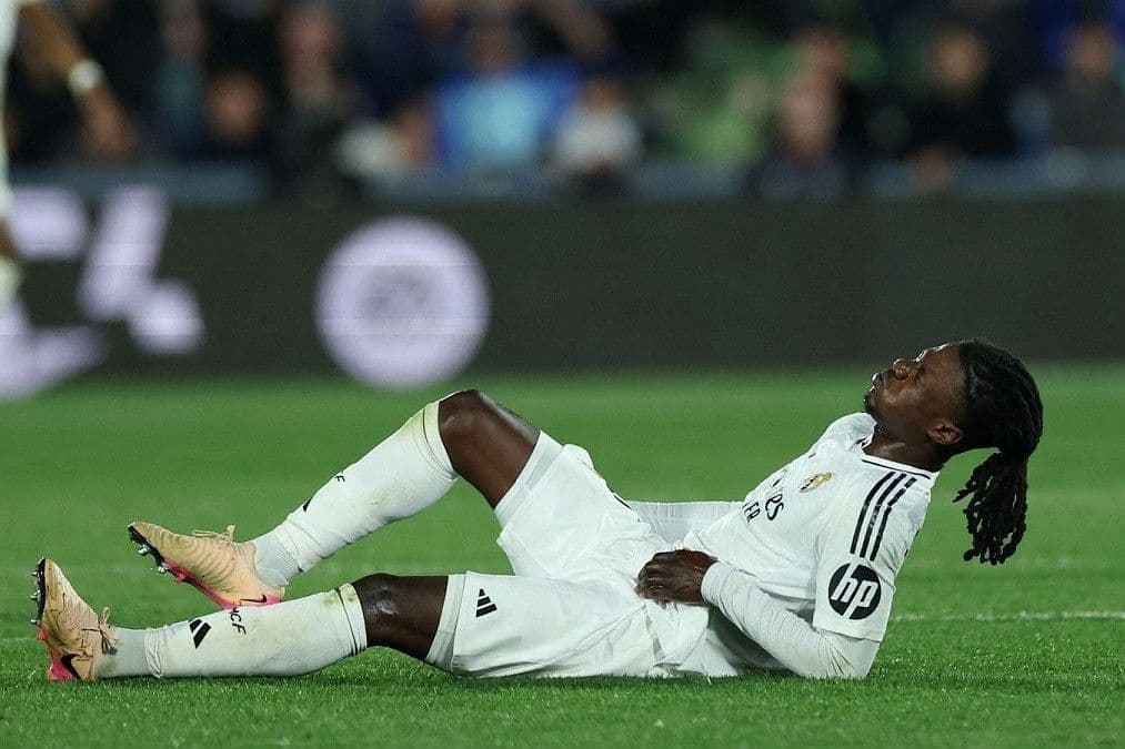 Cầu thủ Real Madrid nằm sân thể hiện sự thất vọng sau thất bại bất ngờ trước Mallorca.