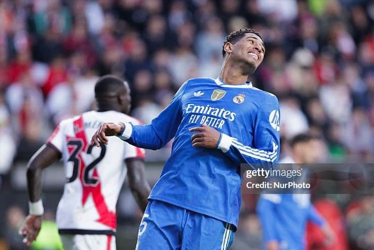 Cầu thủ Real Madrid thể hiện sự thất vọng sau trận hòa, tạo cơ hội cho Barcelona rút ngắn khoảng cách.