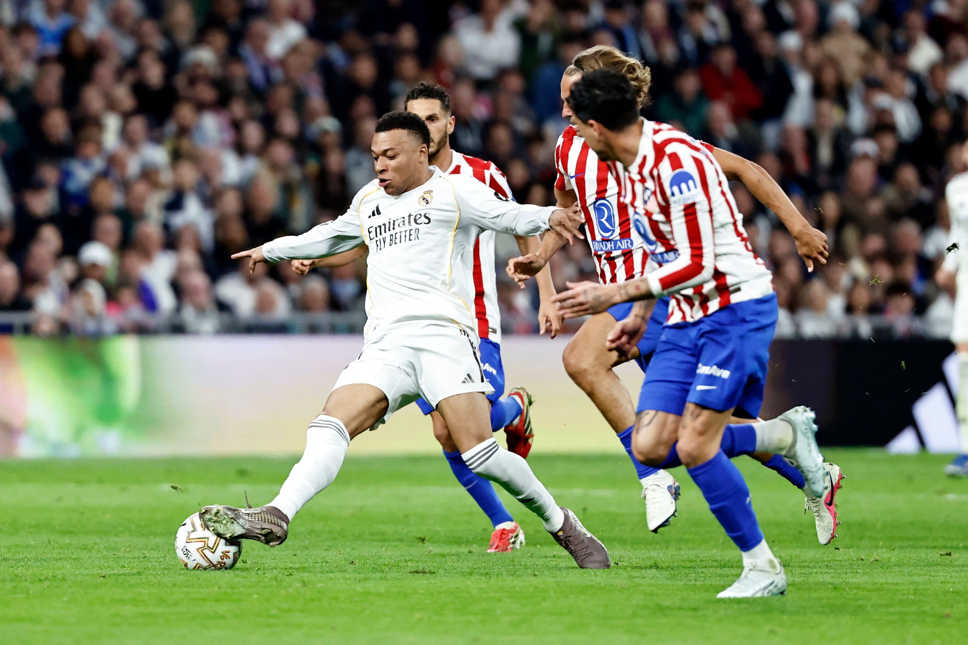 Cầu thủ Real Madrid tranh bóng với đối thủ Atletico Madrid trong trận derby căng thẳng tại Bernabeu