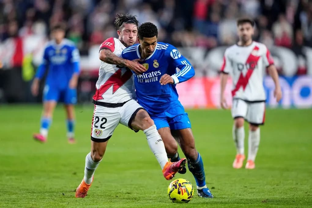 Cầu thủ Real Madrid tranh chấp bóng trong trận đấu hòa, ảnh hưởng đến cuộc đua vô địch La Liga.