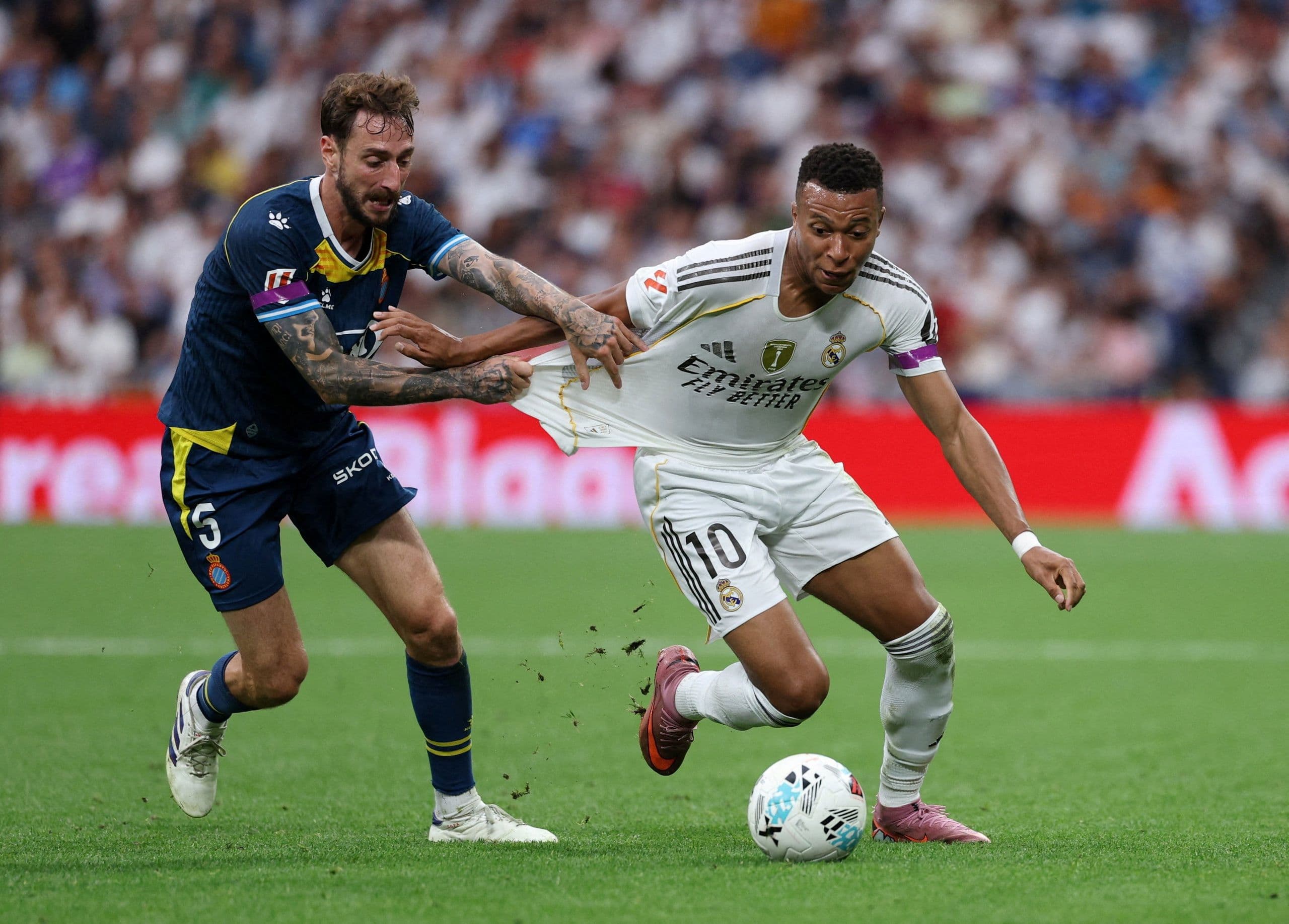 Cầu thủ Real Madrid trong pha tranh chấp quyết liệt tại trận derby.