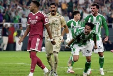 Cầu thủ Real Madrid và Betis tranh bóng, thể hiện sự căng thẳng và áp lực trong trận đấu
