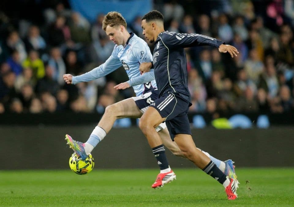 Cầu thủ Real Madrid và Celta Vigo tranh chấp bóng quyết liệt ngay từ đầu trận.