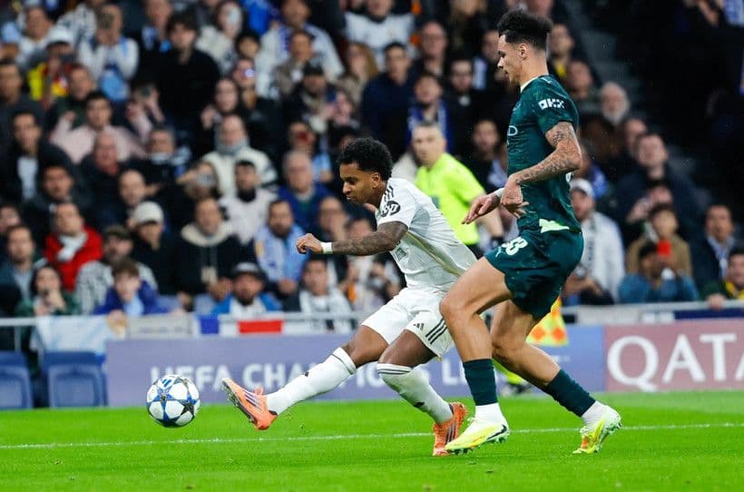 Cầu thủ Real Madrid và Man City tranh bóng quyết liệt trong trận đấu Champions League.