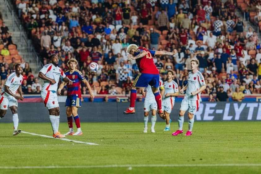 Cầu thủ Real Salt Lake trong trận đấu bóng đá, thể hiện sự cạnh tranh giữa Liga MX và MLS