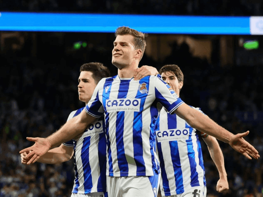 Cầu thủ Real Sociedad ăn mừng bàn thắng, thể hiện tinh thần chiến đấu trong trận đấu chiến thuật