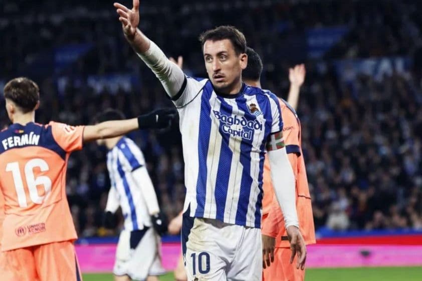 Cầu thủ Real Sociedad số 10 trên sân cỏ, biểu cảm lo lắng trong trận đấu La Liga