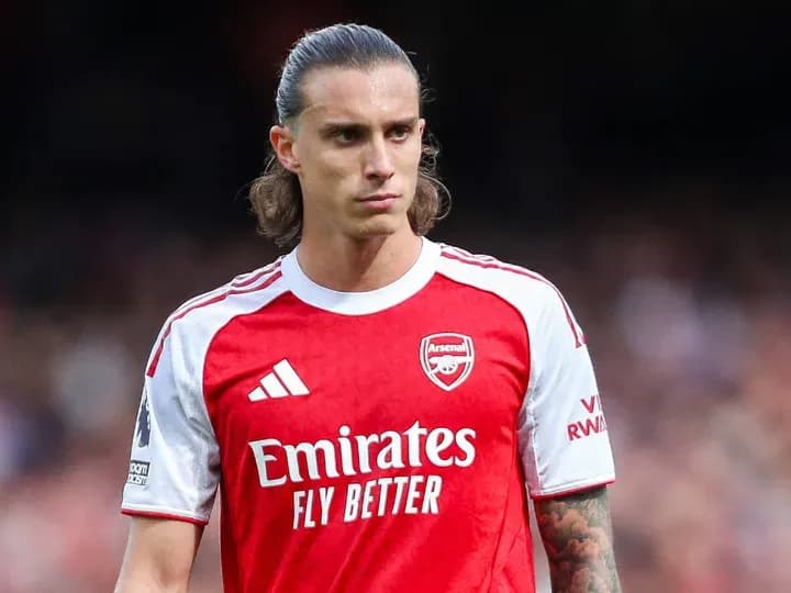 Cầu thủ Riccardo Calafiori của Arsenal trong trận đấu với Manchester United.