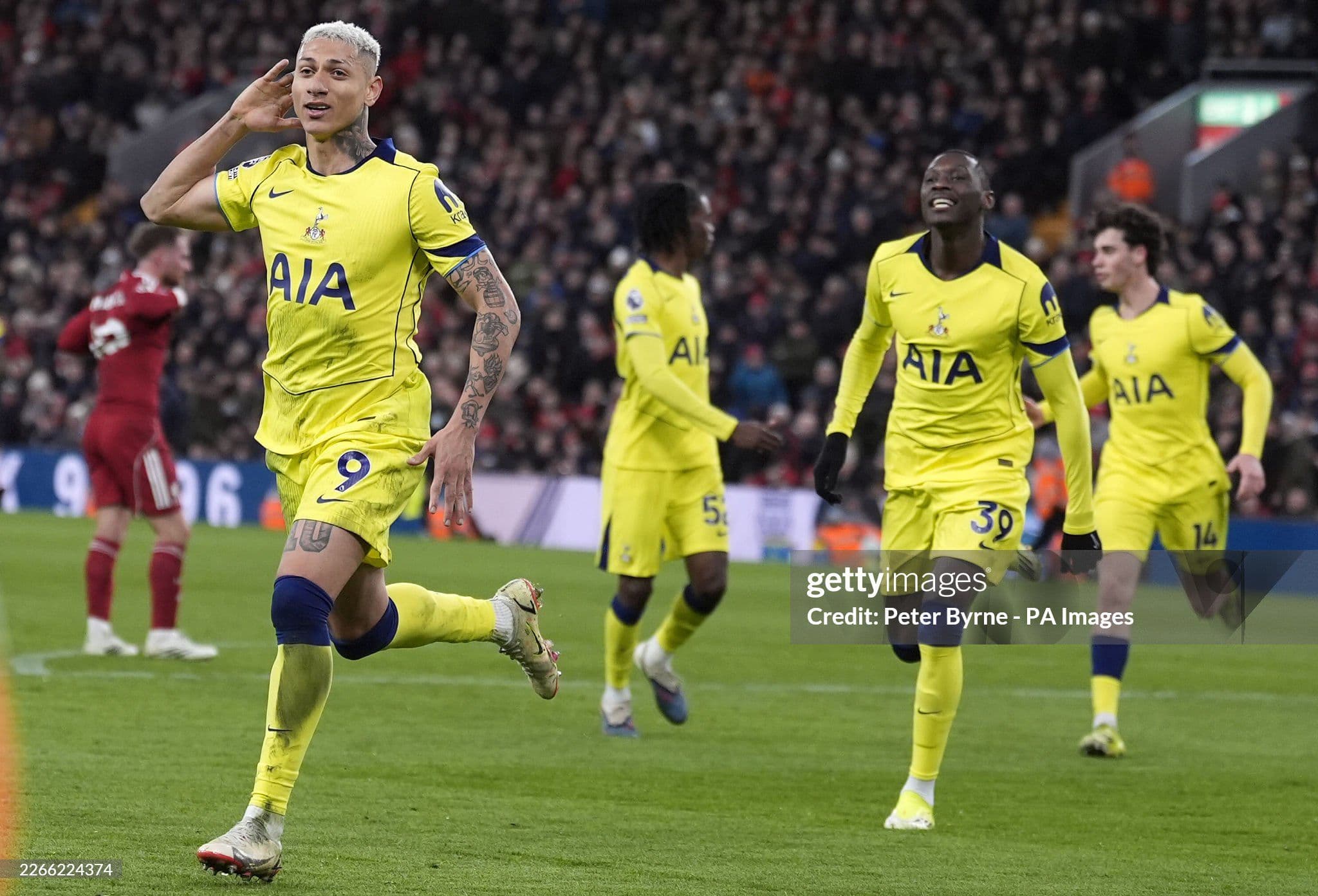 Cầu thủ Richarlison của Tottenham ăn mừng bàn thắng vào lưới Liverpool, minh họa áp lực tâm lý trong cuộc đua