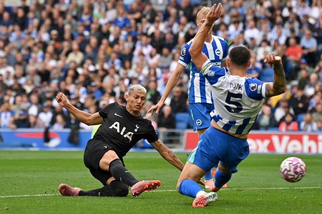 Cầu thủ Richarlison của Tottenham tranh chấp bóng quyết liệt với cầu thủ Brighton