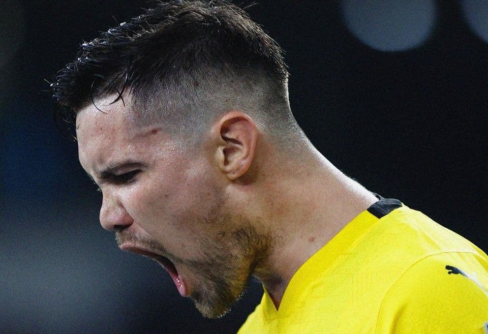 Cầu thủ Romel Morales của Malaysia ăn mừng bàn thắng, góp phần vào màn lội ngược dòng ngoạn mục.