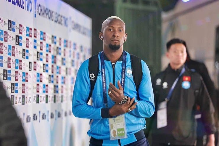 Cầu thủ Romulo của CLB Nam Định chuẩn bị cho trận đấu, thể hiện sự nguy hiểm mà Gamba Osaka đánh giá cao.