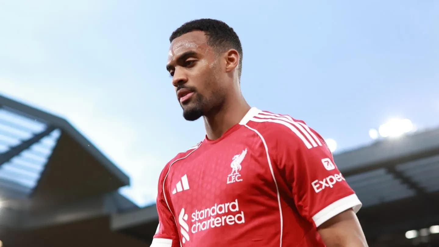Cầu thủ Ryan Gravenberch của Liverpool với vẻ mặt trầm tư, thể hiện áp lực tâm lý trong trận đại chiến.