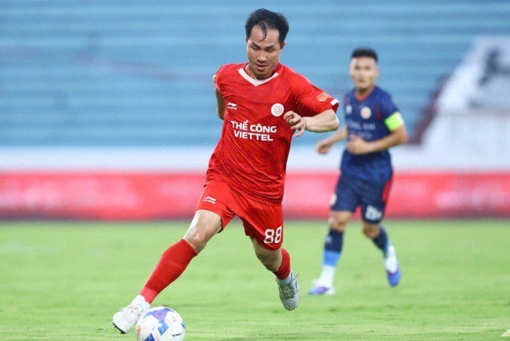 Cầu thủ số 88 của Thể Công Viettel dẫn bóng, thể hiện lối chơi chiến thuật của đội