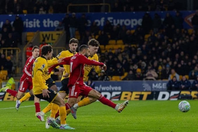 Cầu thủ Salah của Liverpool ghi bàn, thể hiện vai trò của chiến thuật và quyết định trong một trận đấu.