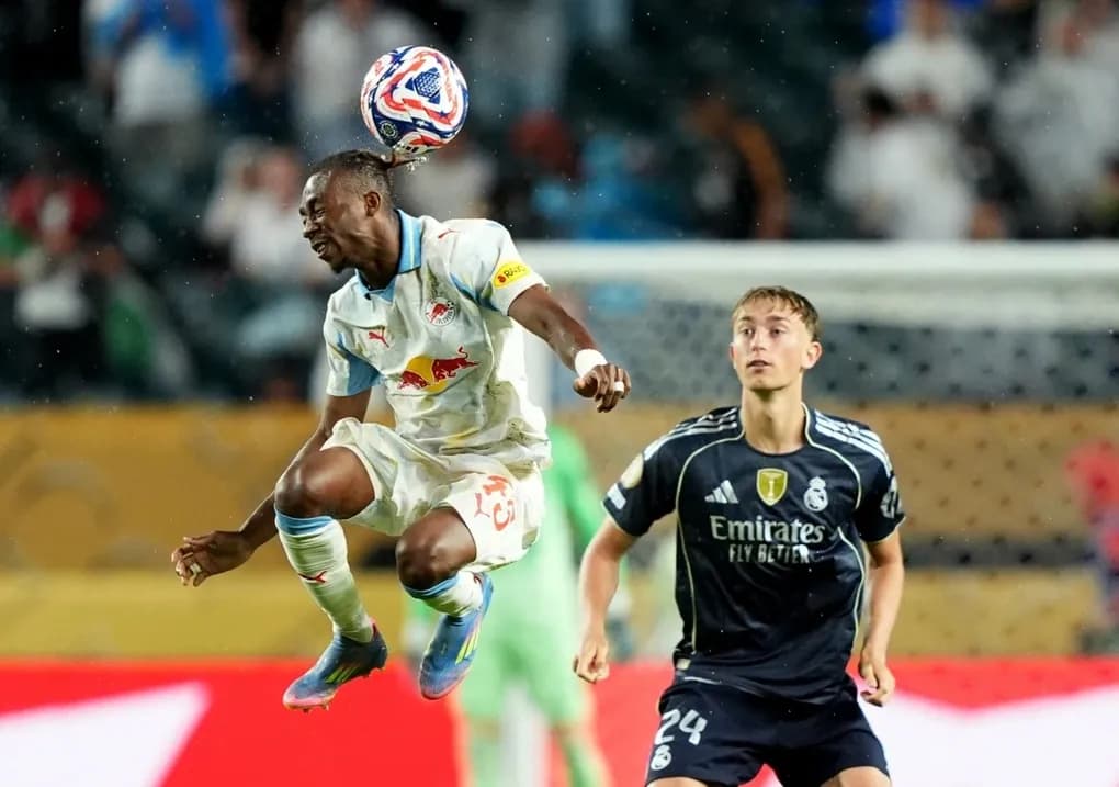 Cầu thủ Salzburg tranh chấp bóng quyết liệt, gây khó khăn cho Real Madrid