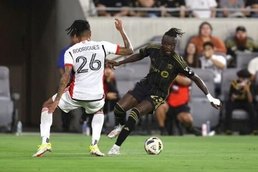 Cầu thủ San Jose Earthquakes và LAFC tranh bóng quyết liệt trên sân cỏ.
