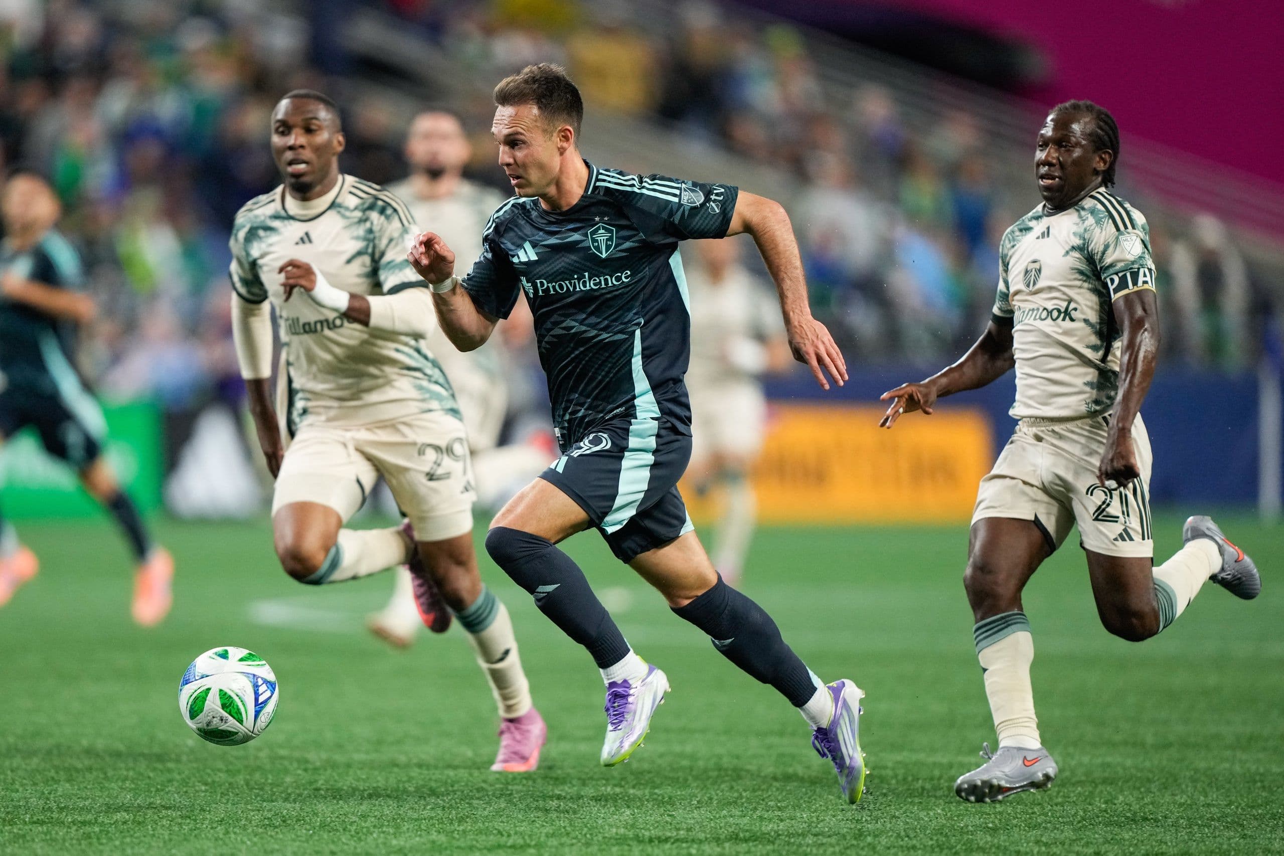 Cầu thủ Seattle Sounders trong một pha bóng quyết liệt tại vòng Playoff MLS Cup 2025.