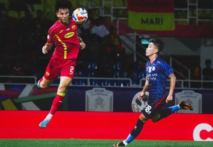 Cầu thủ Selangor (áo đỏ) đánh đầu trong trận đấu với CAHN, minh họa sự chủ động và hiệu quả của đội chủ nhà.