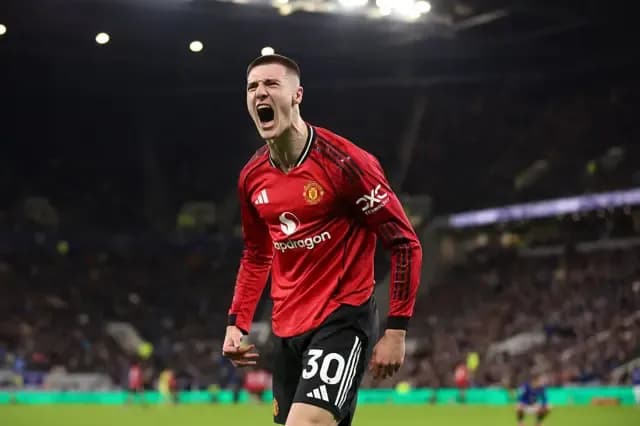 Cầu thủ Sesko của Manchester United ăn mừng bàn thắng quyết định, thể hiện tinh thần Quỷ Đỏ rực cháy.