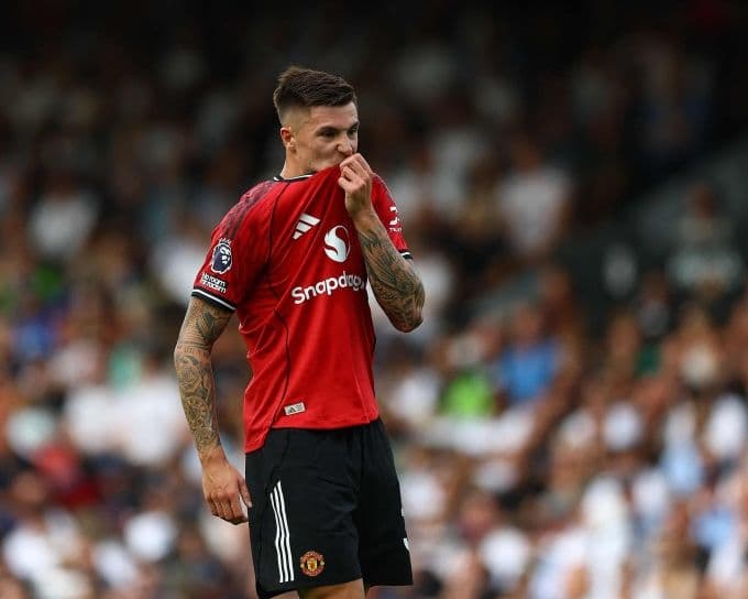 Cầu thủ Sesko của Manchester United thể hiện sự thất vọng trong trận hòa Fulham, hình ảnh tiêu biểu cho khủng hoảng niềm tin tại Old Trafford.
