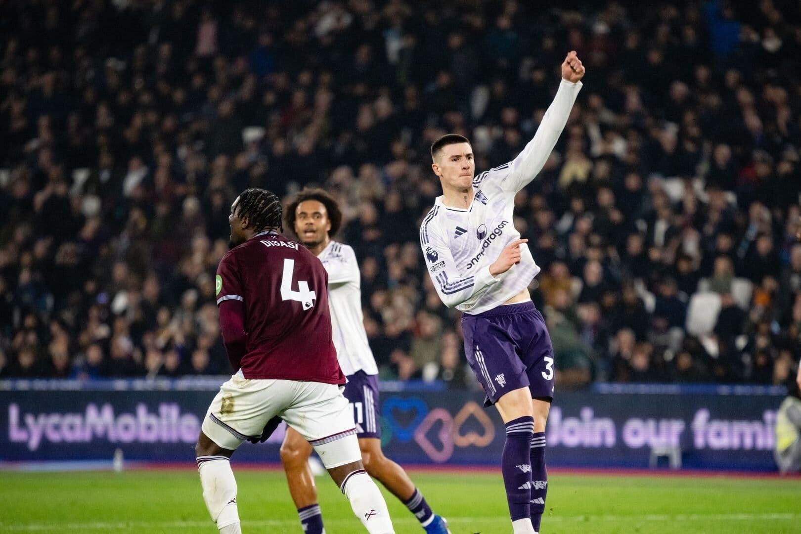 Cầu thủ Sesko ăn mừng bàn thắng kịch tính, thể hiện khoảnh khắc vinh quang và thay đổi định mệnh trận đấu.