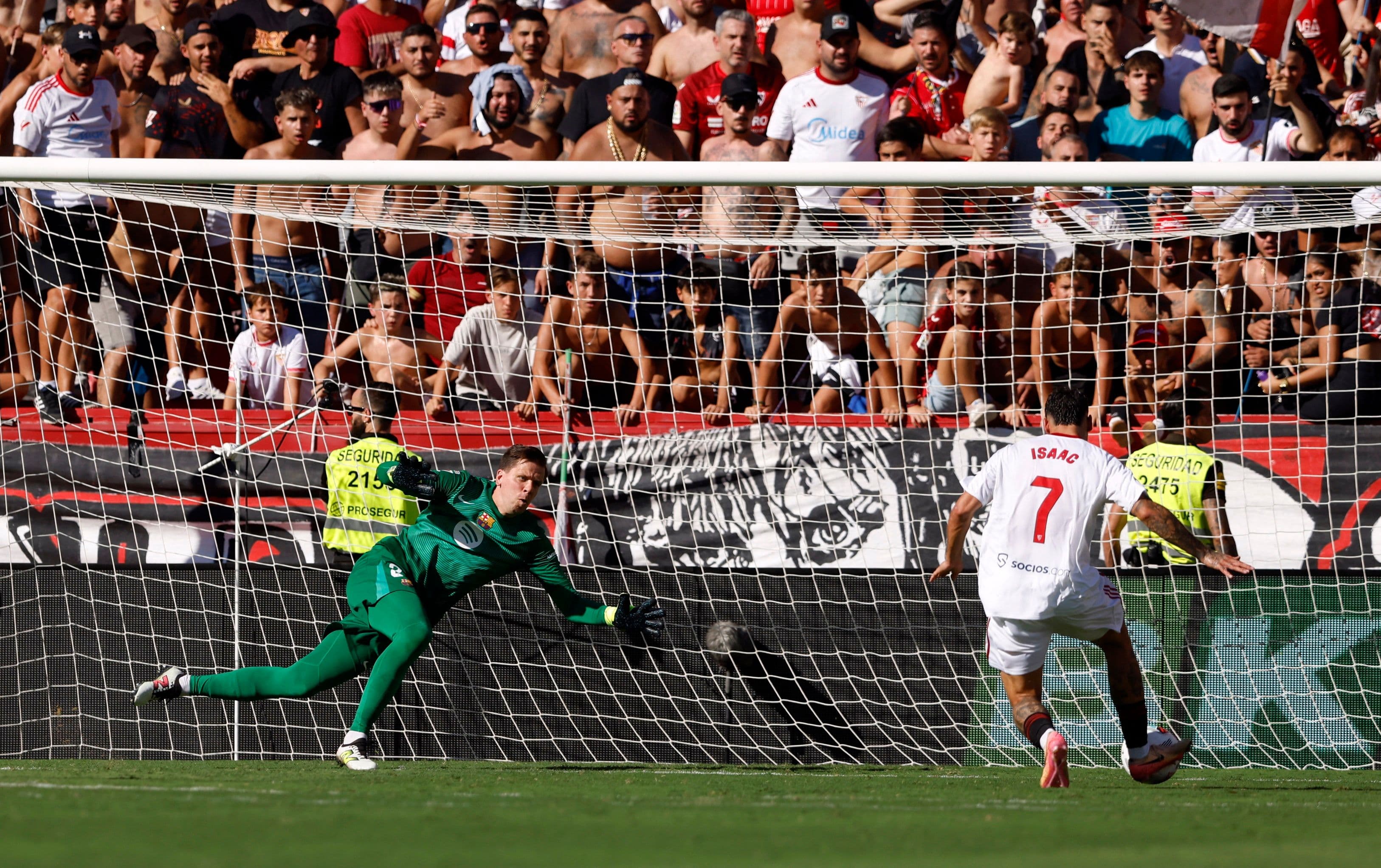 Cầu thủ Sevilla Isaac Romero ghi bàn vào lưới Barcelona, thể hiện cú sốc ở La Liga.