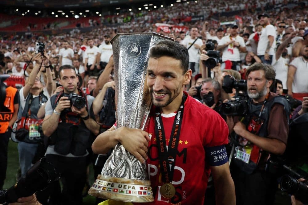 Cầu thủ Sevilla ăn mừng chức vô địch Europa League, biểu tượng cho đỉnh cao thành công của câu lạc bộ