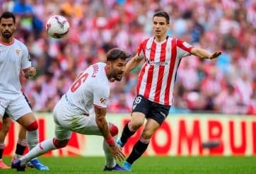 Cầu thủ Sevilla và Athletic Bilbao trong pha bóng tấn công, thể hiện nỗ lực ghi bàn