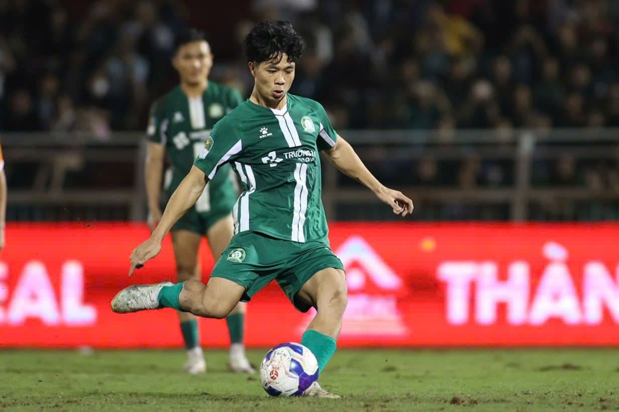 Cầu thủ SHB Đà Nẵng khởi động trước trận đấu play-off căng thẳng.