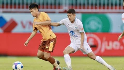 Cầu thủ SHB Đà Nẵng nỗ lực thi đấu trên sân nhà Hòa Xuân để tìm kiếm cơ hội trụ hạng