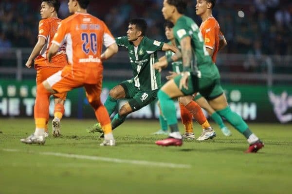 Cầu thủ SHB Đà Nẵng và CLB Trường Tươi Bình Phước tranh bóng quyết liệt trên sân Thống Nhất.