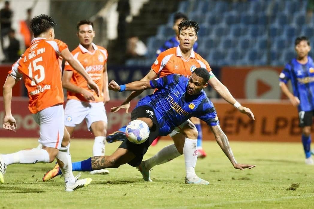 Cầu thủ SHB Đà Nẵng và Hoàng Anh Gia Lai tranh bóng quyết liệt trong trận đấu kịch tính tại V-League.