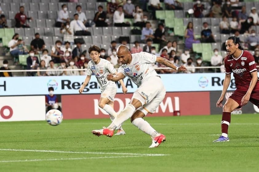 Cầu thủ Shimizu S-Pulse dứt điểm trong trận đấu với Vissel Kobe tại J-League, thể hiện tinh thần Kaizen và võ sĩ đạo.