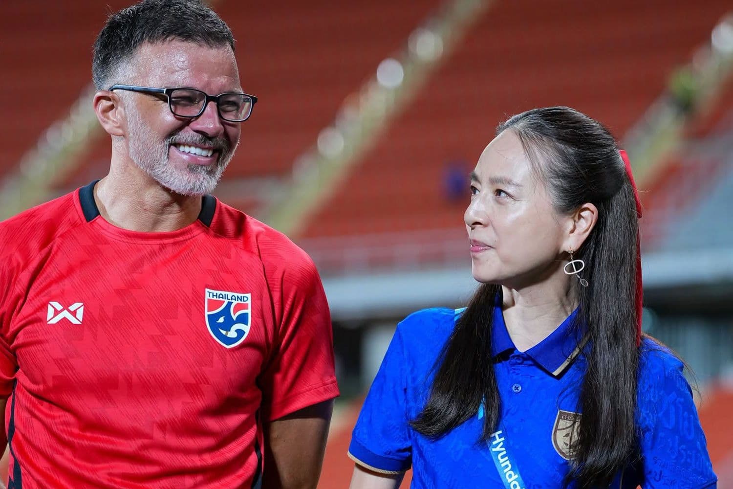 Cầu thủ Singapore và Thái Lan tranh chấp bóng quyết liệt trong trận bán kết lượt đi ASEAN Hyundai Cup 2026.