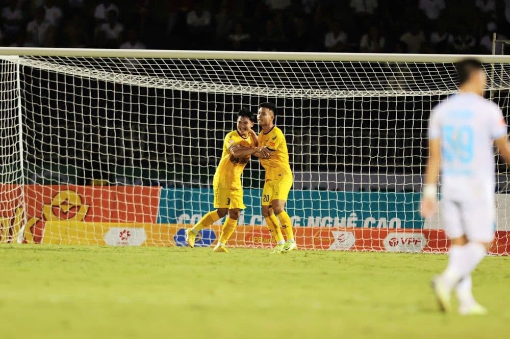 Cầu thủ SLNA ăn mừng bàn thắng gỡ hòa 1-1 đầy bất ngờ trên sân Vinh.