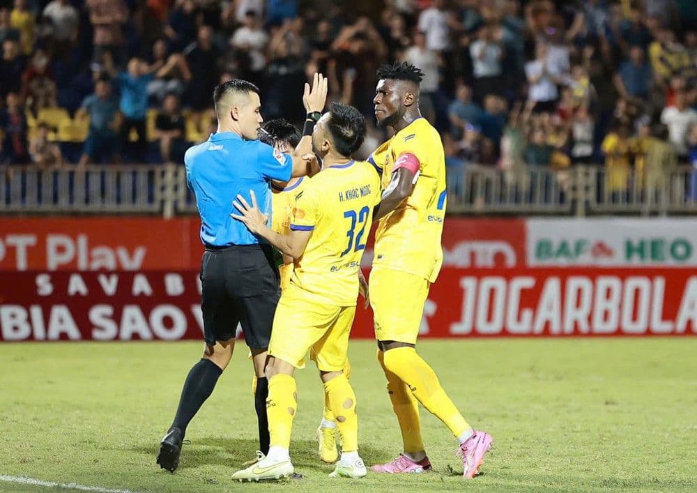 Cầu thủ SLNA tranh cãi quyết liệt với trọng tài Trần Ngọc Ánh về bàn thắng bị từ chối